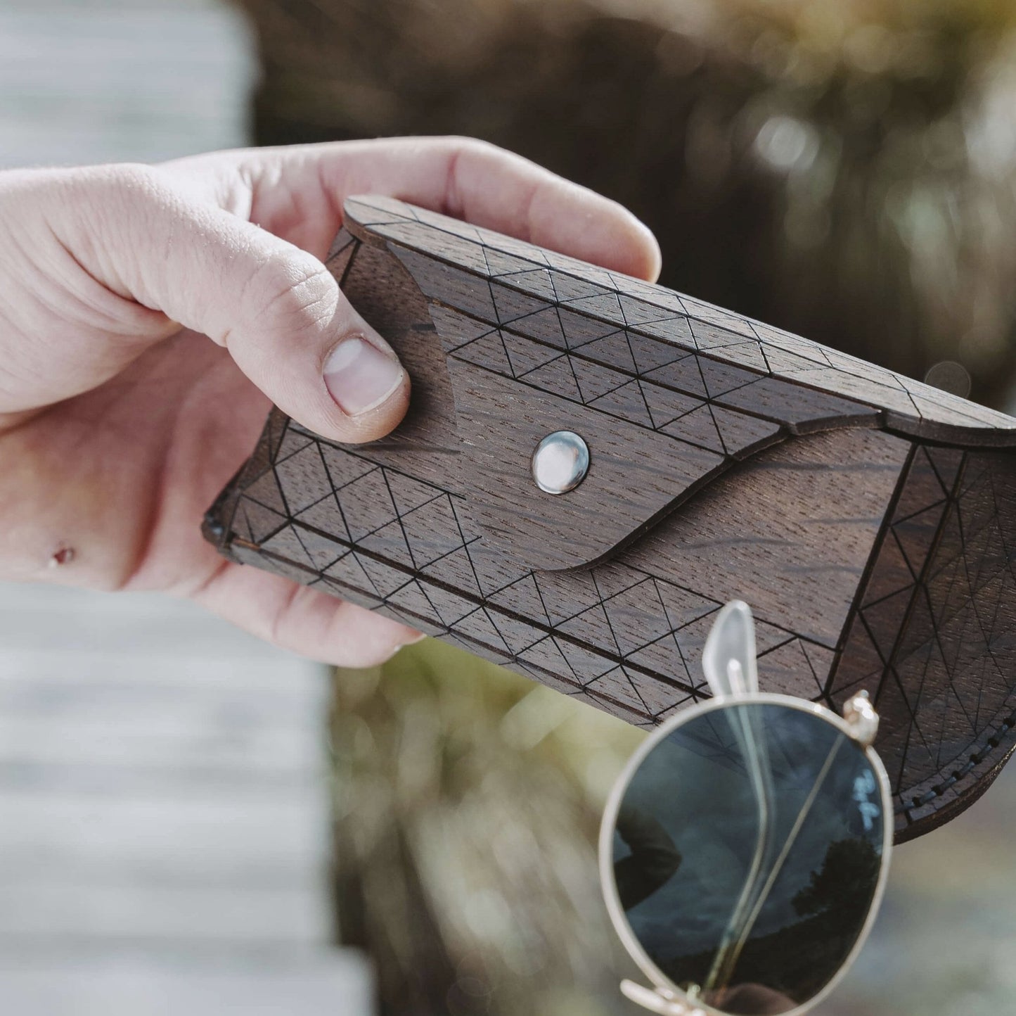 Exklusives Brillenetui aus Eichenholz, handgefertigt vom Schreiner. Hochwertige, nachhaltige Geschenkidee, regional hergestellt und einzigartig. Brillenetui für damen und Herren als Brillenetui Hardcase aus echtem Holz und Leder. Geeignete Brillenbox für Brillen von Fielmann, ray ban, gucci. Geeignete Geschenkidee aus Holz für Hochzeiten, Geburtstage oder zu Weihnachten für Männer und Frauen. brillenetui leder, personalisiertes brillenetui, holz geschenke, holzgeschenke, hochzeitsgeschenk holz.