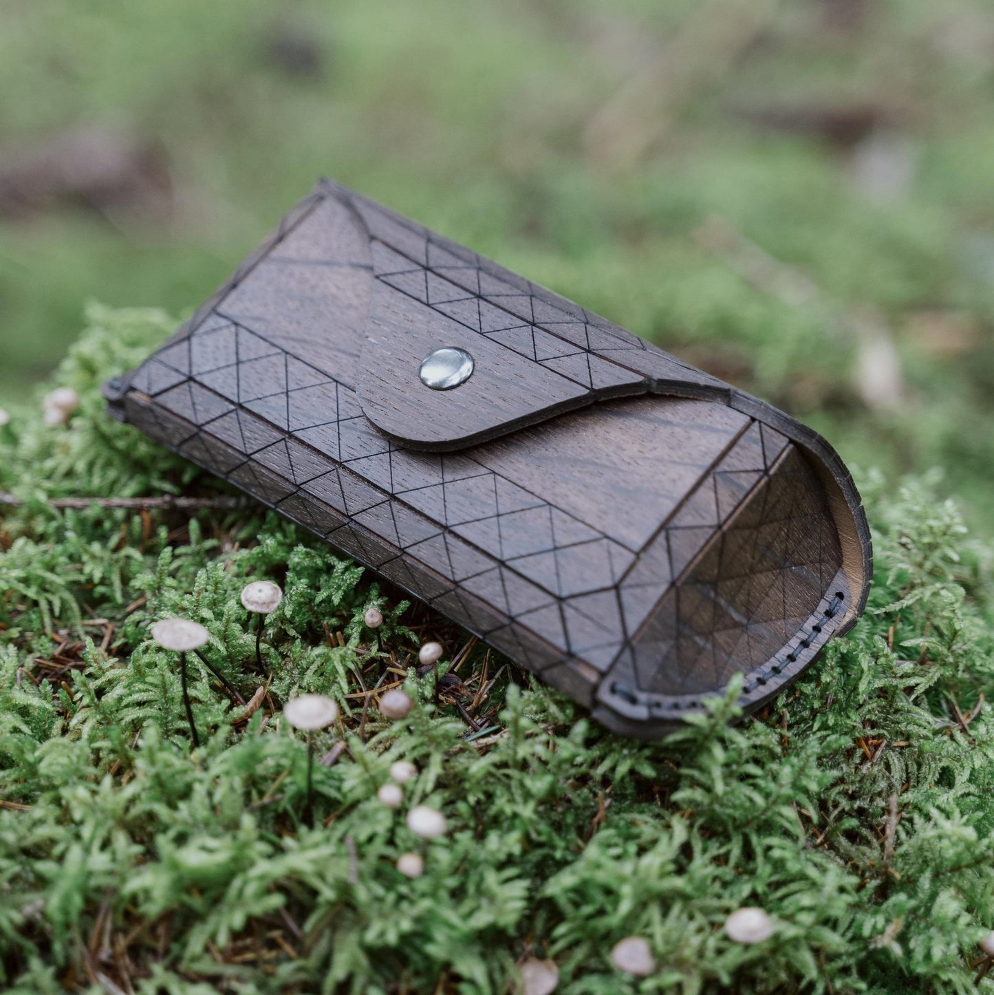Exklusives Brillenetui aus Eichenholz, handgefertigt vom Schreiner. Hochwertige, nachhaltige Geschenkidee, regional hergestellt und einzigartig. Brillenetui für damen und Herren als Brillenetui Hardcase aus echtem Holz und Leder. Geeignete Brillenbox für Brillen von Fielmann, ray ban, gucci. Geeignete Geschenkidee aus Holz für Hochzeiten, Geburtstage oder zu Weihnachten für Männer und Frauen. brillenetui leder, personalisiertes brillenetui, holz geschenke, holzgeschenke, hochzeitsgeschenk holz.