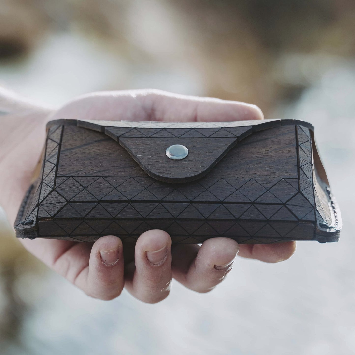 Exklusives Brillenetui aus Eichenholz, handgefertigt vom Schreiner. Hochwertige, nachhaltige Geschenkidee, regional hergestellt und einzigartig. Brillenetui für damen und Herren als Brillenetui Hardcase aus echtem Holz und Leder. Geeignete Brillenbox für Brillen von Fielmann, ray ban, gucci. Geeignete Geschenkidee aus Holz für Hochzeiten, Geburtstage oder zu Weihnachten für Männer und Frauen. brillenetui leder, personalisiertes brillenetui, holz geschenke, holzgeschenke, hochzeitsgeschenk holz. brillenetui