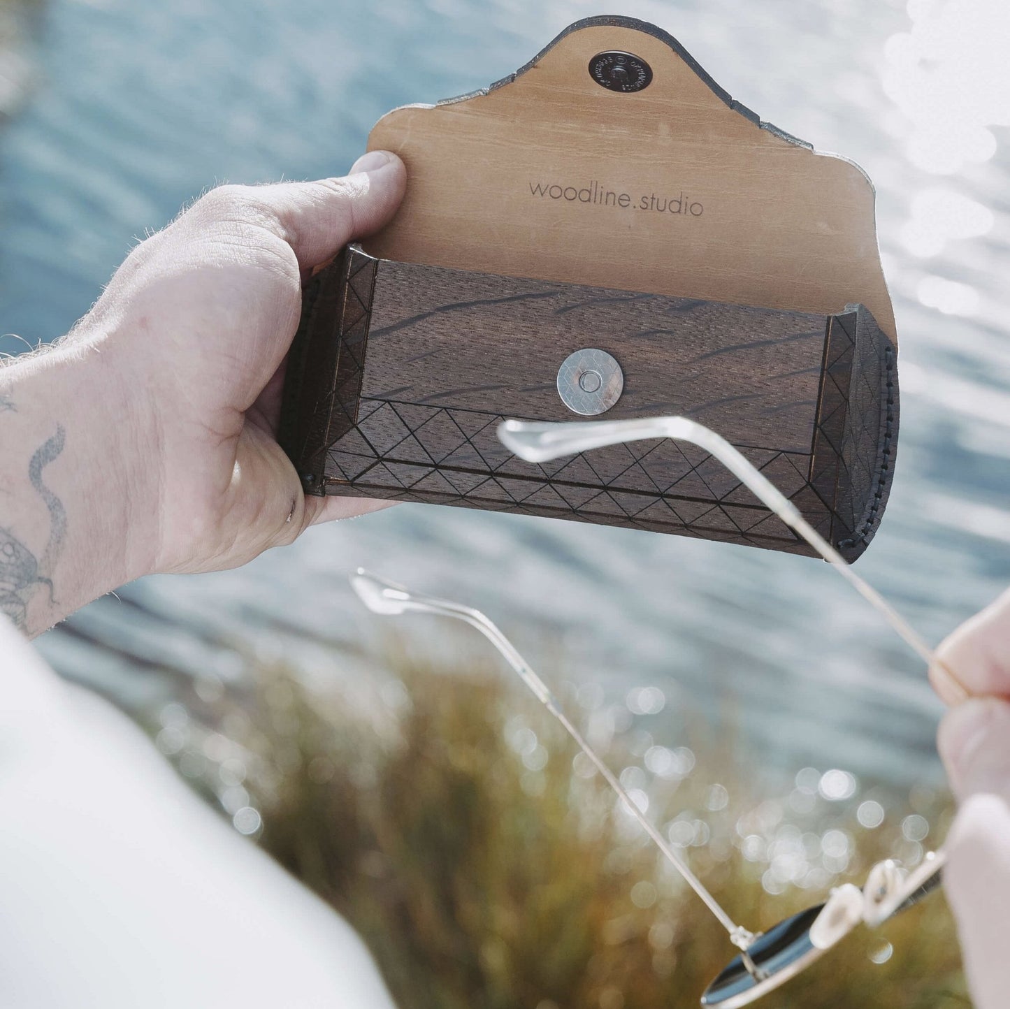 Exklusives Brillenetui aus Eichenholz, handgefertigt vom Schreiner. Hochwertige, nachhaltige Geschenkidee, regional hergestellt und einzigartig. Brillenetui für damen und Herren als Brillenetui Hardcase aus echtem Holz und Leder. Geeignete Brillenbox für Brillen von Fielmann, ray ban, gucci. Geeignete Geschenkidee aus Holz für Hochzeiten, Geburtstage oder zu Weihnachten für Männer und Frauen. brillenetui leder, personalisiertes brillenetui, holz geschenke, holzgeschenke, hochzeitsgeschenk holz.