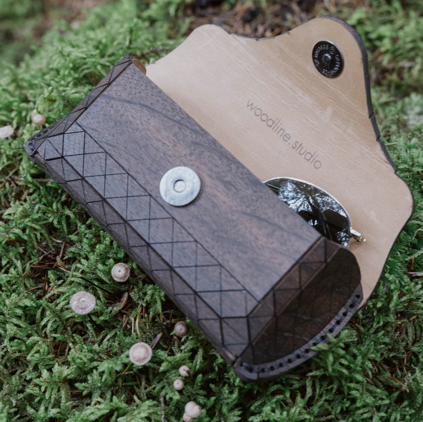 Exklusives Brillenetui aus Eichenholz, handgefertigt vom Schreiner. Hochwertige, nachhaltige Geschenkidee, regional hergestellt und einzigartig. Brillenetui für damen und Herren als Brillenetui Hardcase aus echtem Holz und Leder. Geeignete Brillenbox für Brillen von Fielmann, ray ban, gucci. Geeignete Geschenkidee aus Holz für Hochzeiten, Geburtstage oder zu Weihnachten für Männer und Frauen. brillenetui leder, personalisiertes brillenetui, holz geschenke, holzgeschenke, hochzeitsgeschenk holz.