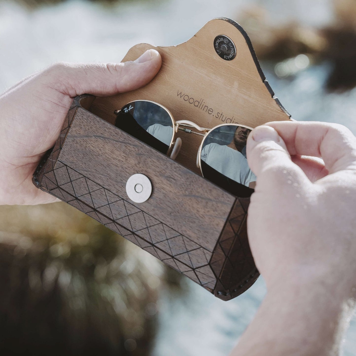 Exklusives Brillenetui aus Eichenholz, handgefertigt vom Schreiner. Hochwertige, nachhaltige Geschenkidee, regional hergestellt und einzigartig. Brillenetui für damen und Herren als Brillenetui Hardcase aus echtem Holz und Leder. Geeignete Brillenbox für Brillen von Fielmann, ray ban, gucci. Geeignete Geschenkidee aus Holz für Hochzeiten, Geburtstage oder zu Weihnachten für Männer und Frauen. brillenetui leder, personalisiertes brillenetui, holz geschenke, holzgeschenke, hochzeitsgeschenk holz.