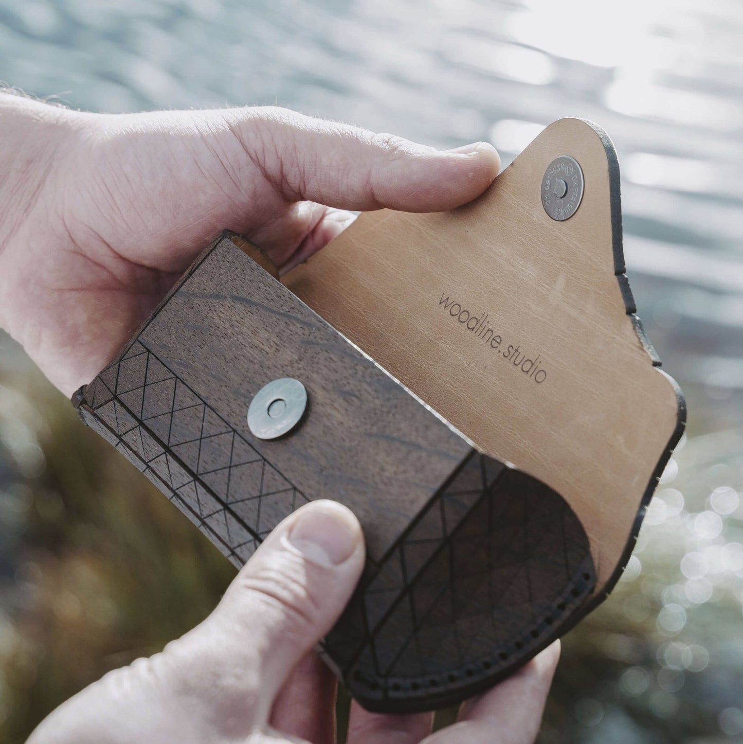Exklusives Brillenetui aus Eichenholz, handgefertigt vom Schreiner. Hochwertige, nachhaltige Geschenkidee, regional hergestellt und einzigartig. Brillenetui für damen und Herren als Brillenetui Hardcase aus echtem Holz und Leder. Geeignete Brillenbox für Brillen von Fielmann, ray ban, gucci. Geschenk aus Holz für Hochzeiten, Geburtstage oder zu Weihnachten für Männer und Frauen. brillenetui leder, personalisiertes brillenetui, holz geschenke, holzgeschenke, hochzeitsgeschenk holz.