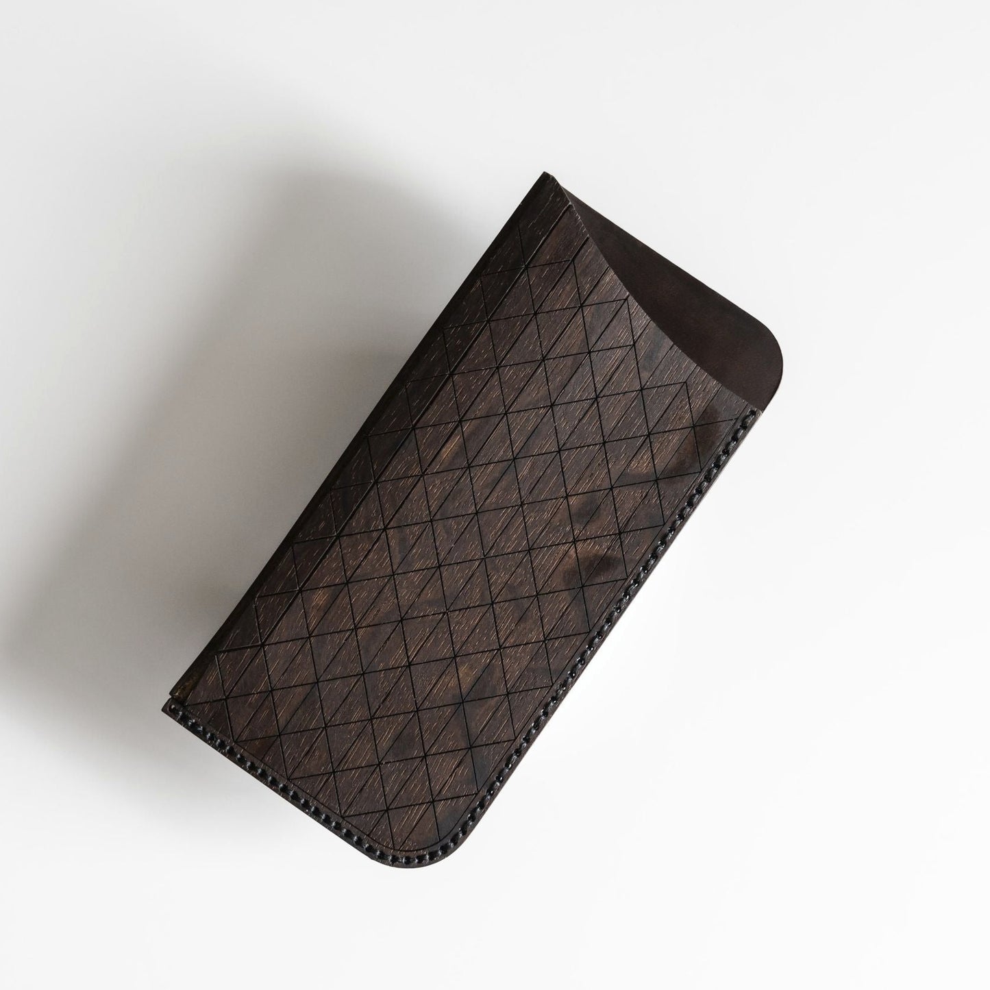 Elegantes Stecketui aus dunkler Eiche von Woodline Studio – nachhaltiges Accessoire in edlem Design mit feiner Rautenstruktur, ideal für Brillen oder Sonnenbrillen. Brillenetui für damen und Herren als Brillenetui Hardcase aus echtem Holz und Leder. Geeignete Brillenbox für Brillen von Fielmann, ray ban, gucci. Geeignete Geschenkidee aus Holz für Hochzeiten, Geburtstage oder zu Weihnachten für Männer und Frauen. Schmales Brillenetui. brillenetui leder, personalisiertes brillenetui, holz geschenke,