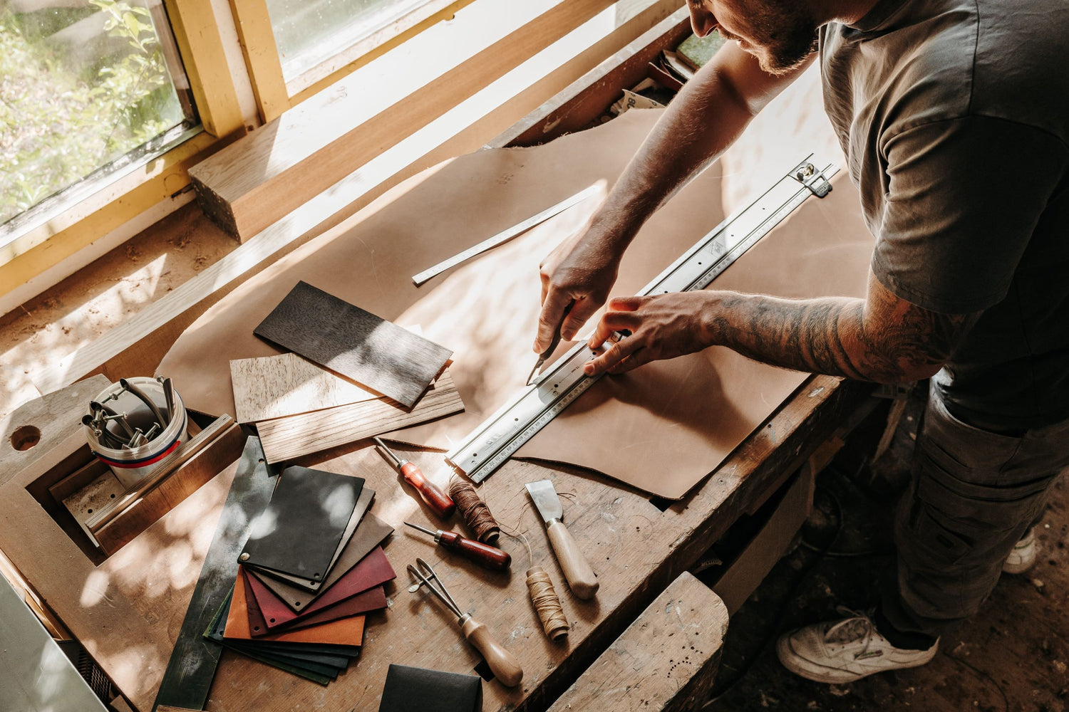 Feine Handarbeit in der woodline.studio Manufaktur – traditionelles Handwerk bei der Herstellung nachhaltiger Leder- und Holzetuis mit Liebe zum Detail.