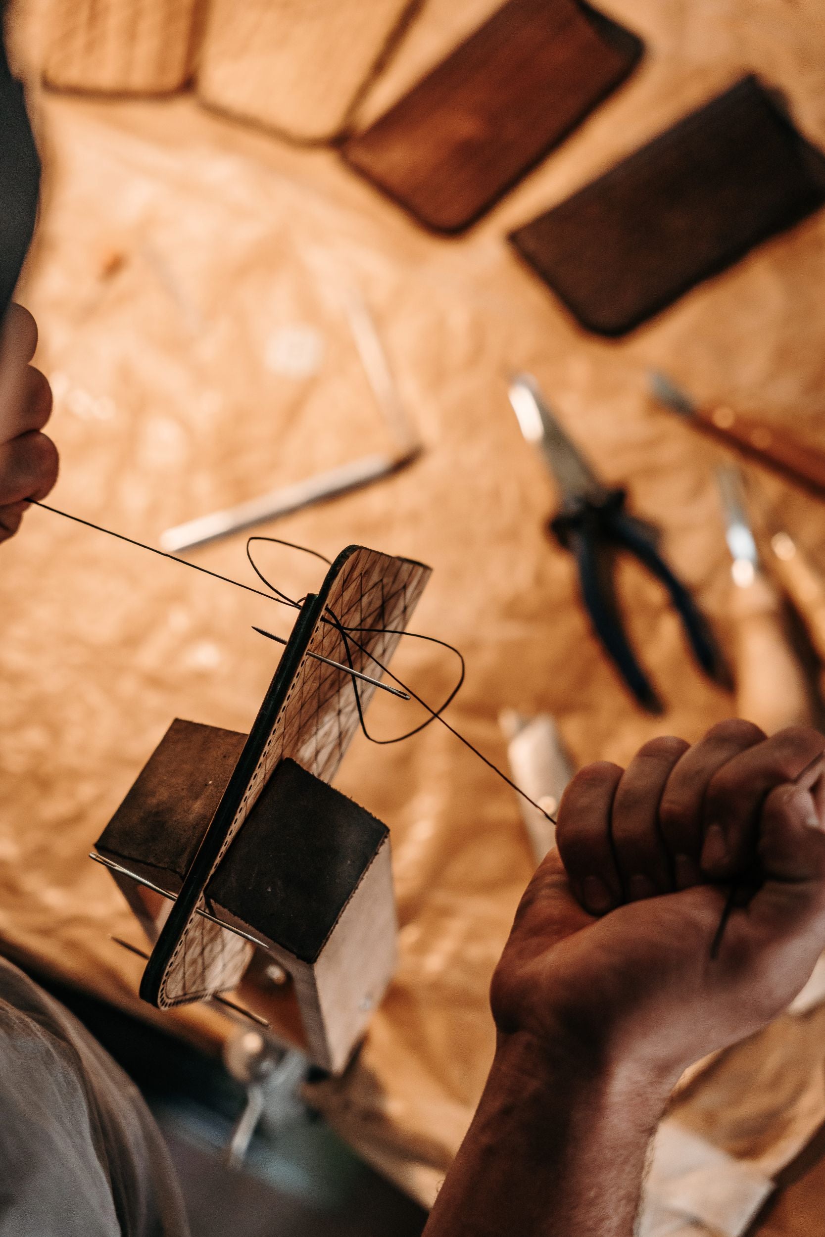 Traditionelle Handnaht eines Etuis bei Woodline.Studio – detailverliebte Handarbeit mit nachhaltigen Materialien für langlebige Leder- und Holzaccessoires