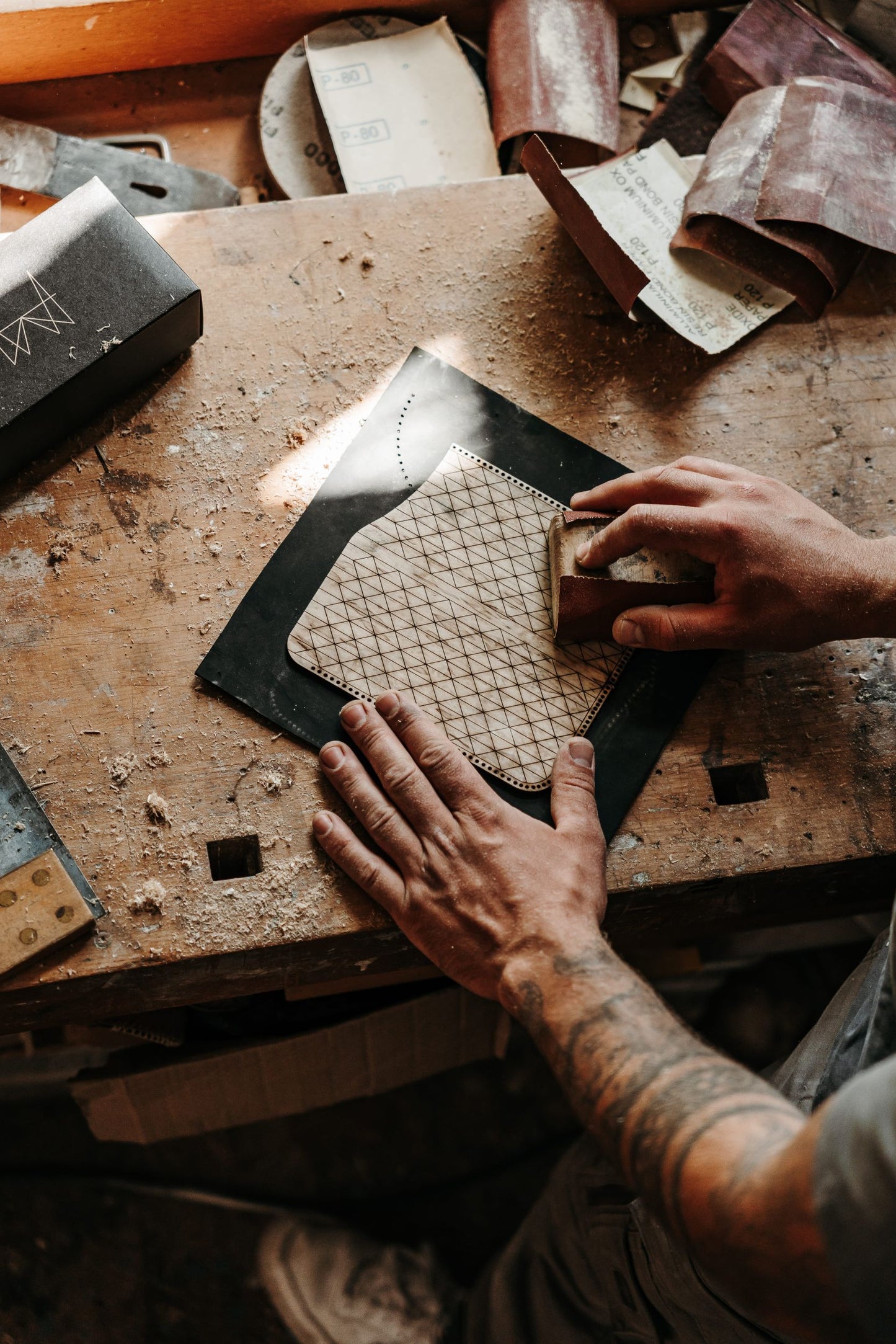 Feinschliff per Hand an einem Etui aus Holz und Leder bei Woodline Studio – nachhaltige Fertigung mit Präzision, Liebe zum Detail und handwerklichem Können