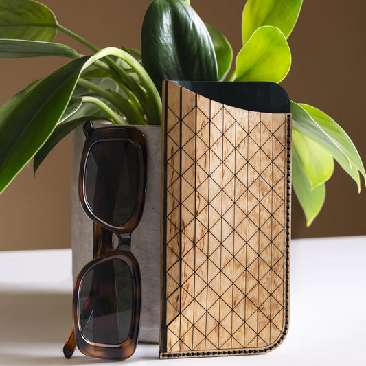 Handgefertigtes Stecketui aus Maserbirke von Woodline Studio – minimalistisches Design, nachhaltig produziert aus hochwertigem Maserbirkenholz für stilvolle Aufbewahrung von Brillen und Sonnebrillen. Brillenetui für damen und Herren als Brillenetui Hardcase aus echtem Holz und Leder. Geeignete Brillenbox für Brillen von Fielmann, ray ban, gucci. Geeignete Geschenkidee aus Holz für Hochzeiten, Geburtstage oder zu Weihnachten für Männer und Frauen. Schmales Brillenetui