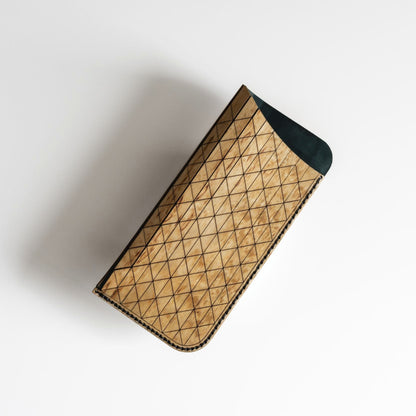 Elegantes Stecketui aus heller Maserbirke von Woodline Studio – nachhaltiges Accessoire in edlem Design mit feiner Rautenstruktur, ideal für Brillen oder Sonnenbrillen. Brillenetui für damen und Herren als Brillenetui Hardcase aus echtem Holz und Leder. Geeignete Brillenbox für Brillen von Fielmann, ray ban, gucci. Geeignete Geschenkidee aus Holz für Hochzeiten, Geburtstage oder zu Weihnachten für Männer und Frauen. Schmales Brillenetui