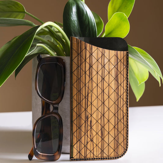 Handgefertigtes Stecketui aus Zebranoholz von Woodline Studio – minimalistisches Design, nachhaltig produziert aus hochwertigem Zebranoholz für stilvolle Aufbewahrung von Brillen und Sonnebrillen. Brillenetui für damen und Herren als Brillenetui Hardcase aus echtem Holz und Leder. Geeignete Brillenbox für Brillen von Fielmann, ray ban, gucci. Geeignete Geschenkidee aus Holz für Hochzeiten, Geburtstage oder zu Weihnachten für Männer und Frauen. Schmales Brillenetui